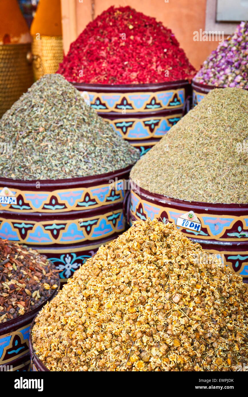 Keramik Töpfe von getrockneten Blüten, Rosenblätter, Knospen und Kräuter im Souk. Marokko Stockfoto