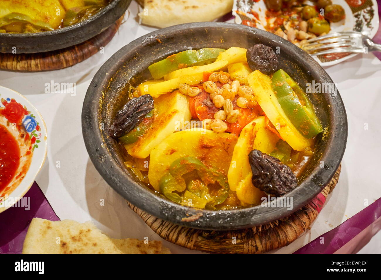 Traditionelle marokkanische Küche - Tajine (Tajine) serviert auf Platz Djemaa el-Fna, Marokko Stockfoto