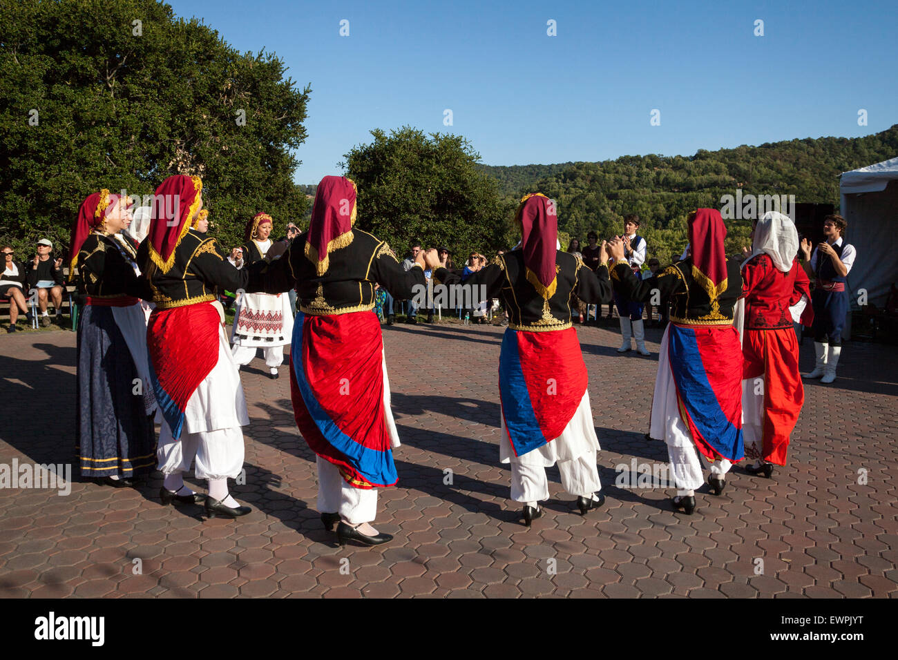 Griechische Tänzerinnen grete Tanz an einem griechischen Festival, Novato, Kalifornien, USA Stockfoto