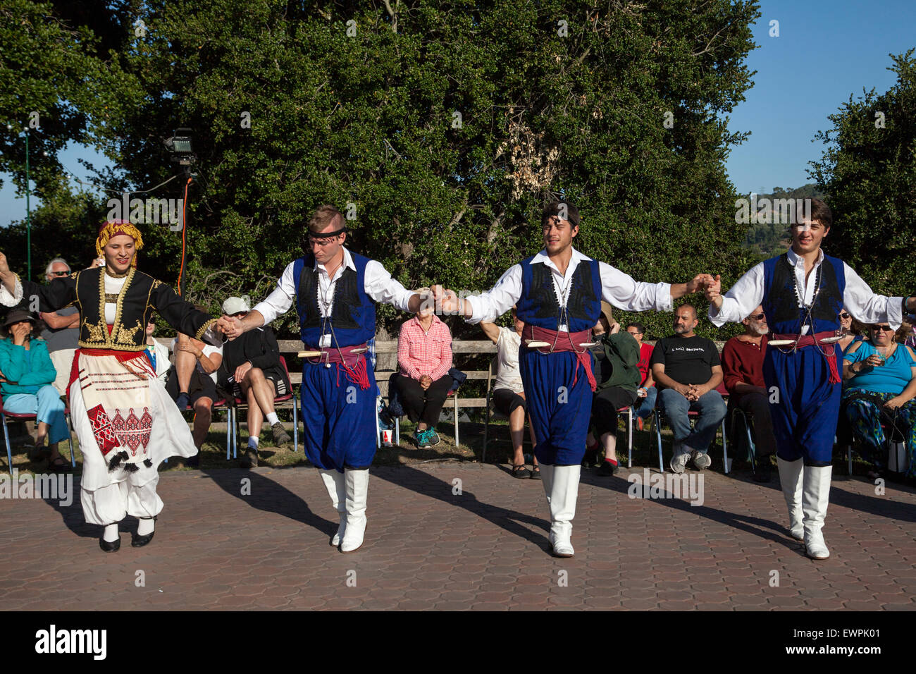 Griechische Tänzerinnen grete Tanz an einem griechischen Festival, Novato, Kalifornien, USA Stockfoto