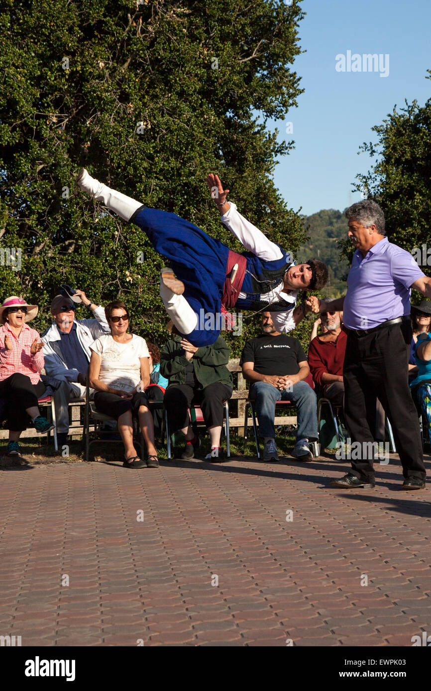 Griechische Tänzer performing Grete Tanz an einem griechischen Festival, Novato, Kalifornien, USA Stockfoto