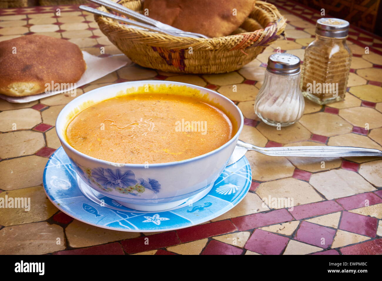 Harira - marokkanische traditionelle Suppe essen im Restaurant am Djemaa el-Fna-Platz, Marokko, Afrika Stockfoto