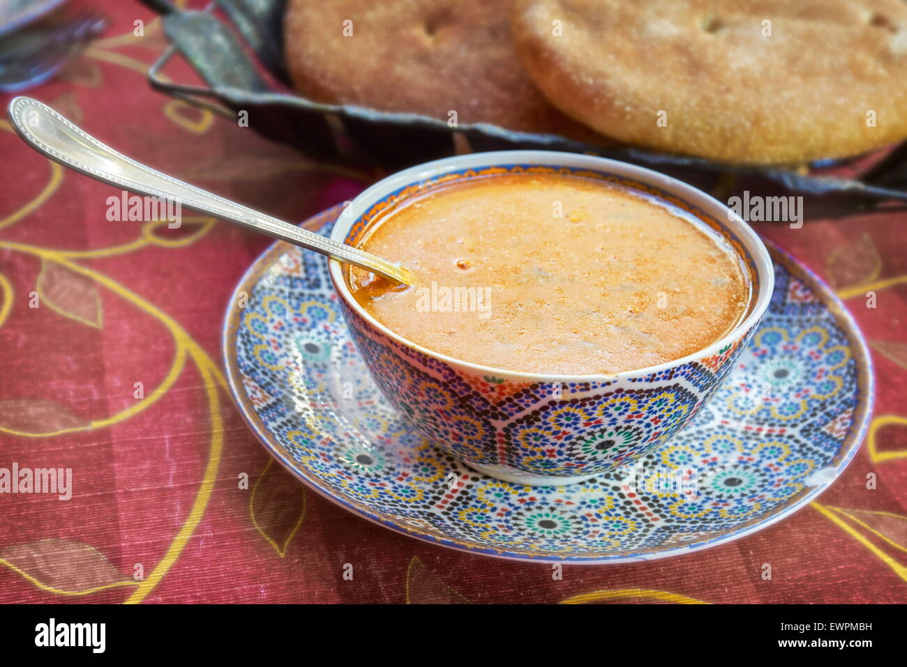Harira, traditionelle marokkanische Suppe serviert im Restaurant in Fes Medina, Marokko Stockfoto