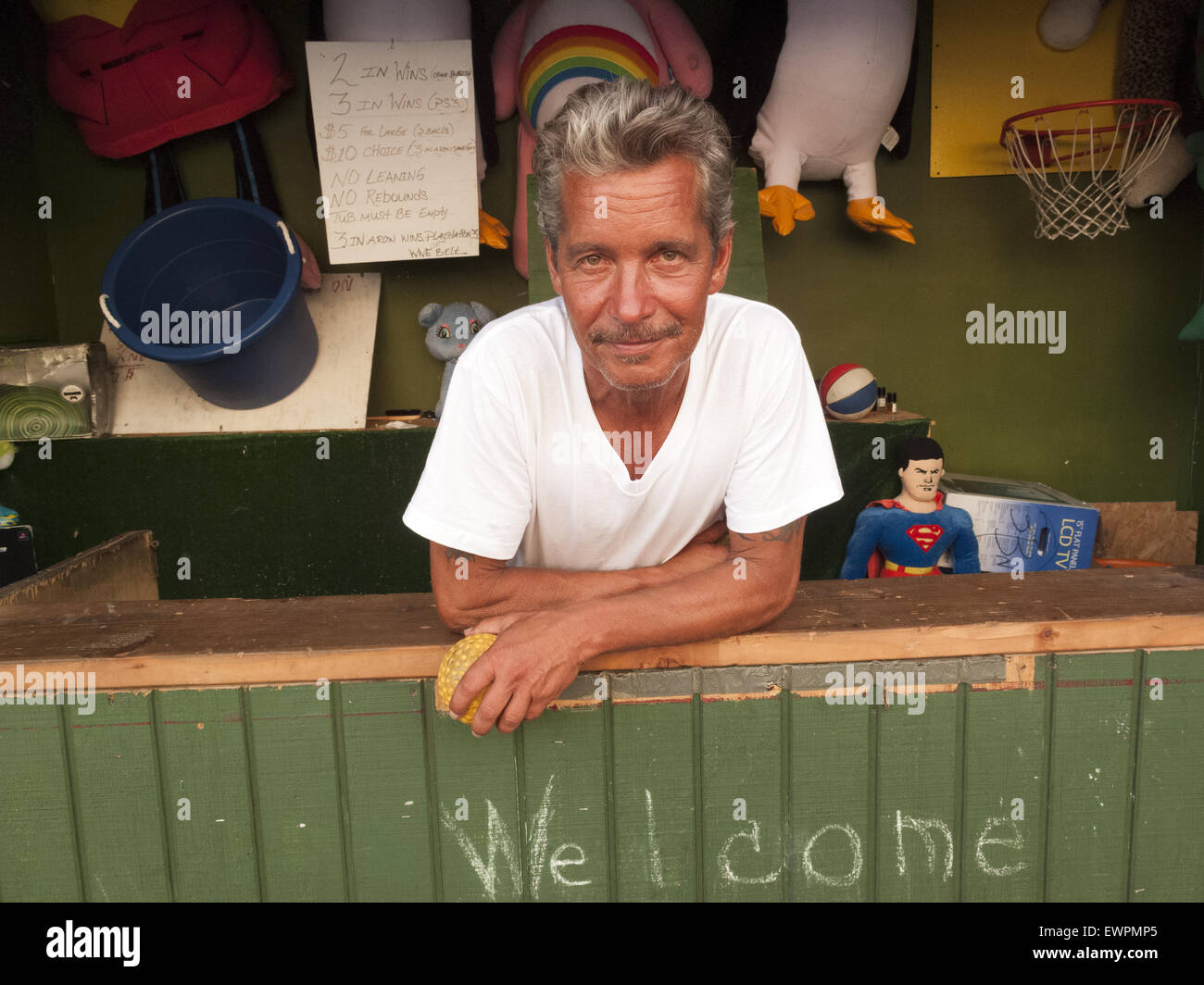 Concessionare im Spiel des Zufalls in Coney Island in Brooklyn, New York. Stockfoto