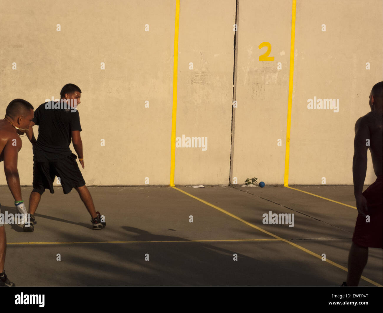 Handballer am Brighton Beach Hof in Brooklyn, New York City. Stockfoto