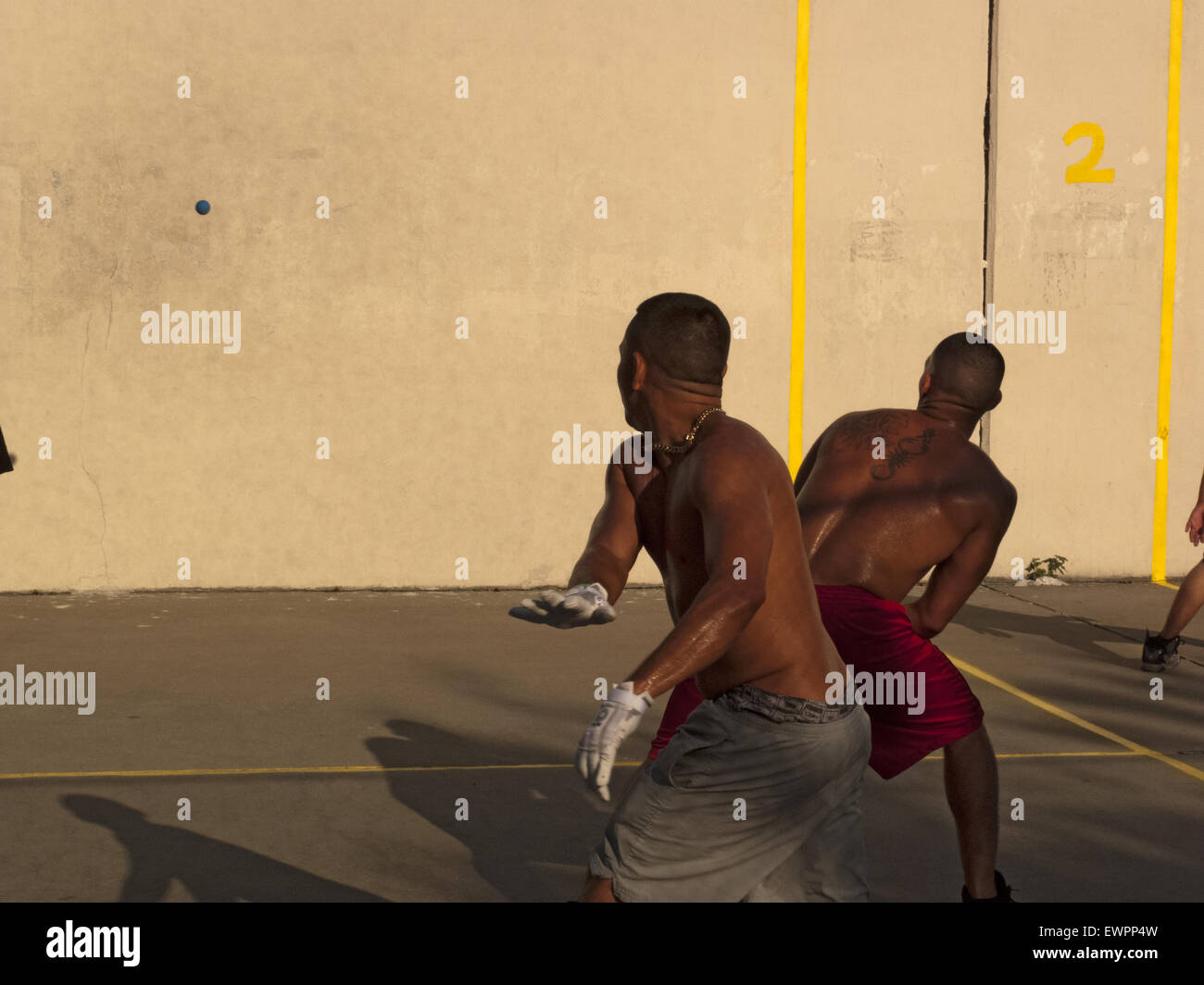 Handballer am Brighton Beach Hof in Brooklyn, New York City. Stockfoto