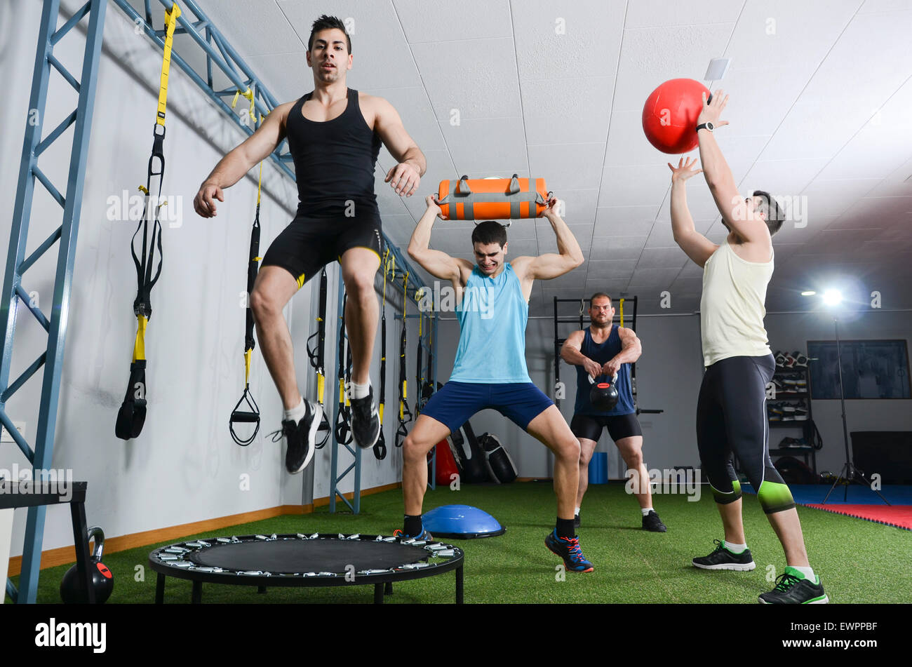 CrossFit-Team in Aktion-Training im Fitnessstudio Stockfoto
