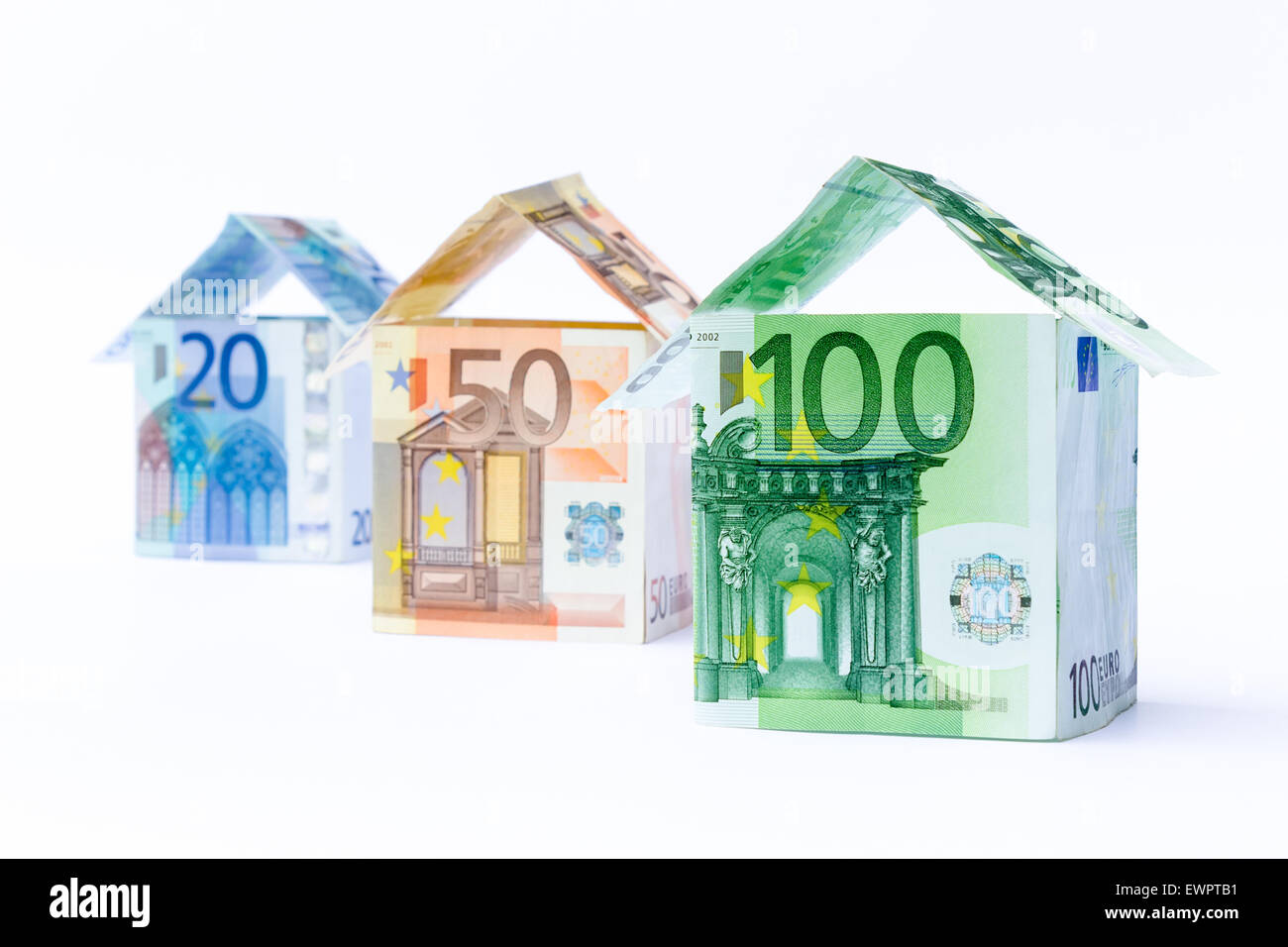 Drei Holzhäuser Bank Euro-Scheine in einer Reihe isoliert auf weißem Hintergrund Stockfoto