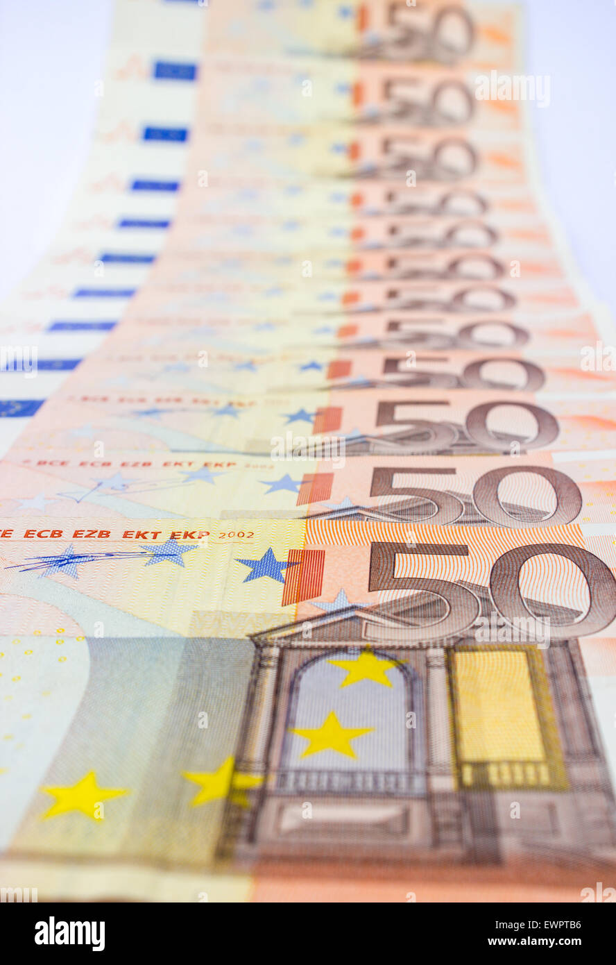 Reihe von 50 Euro-Banknoten in Folge als Symbol für Reichtum und Geld Stockfoto