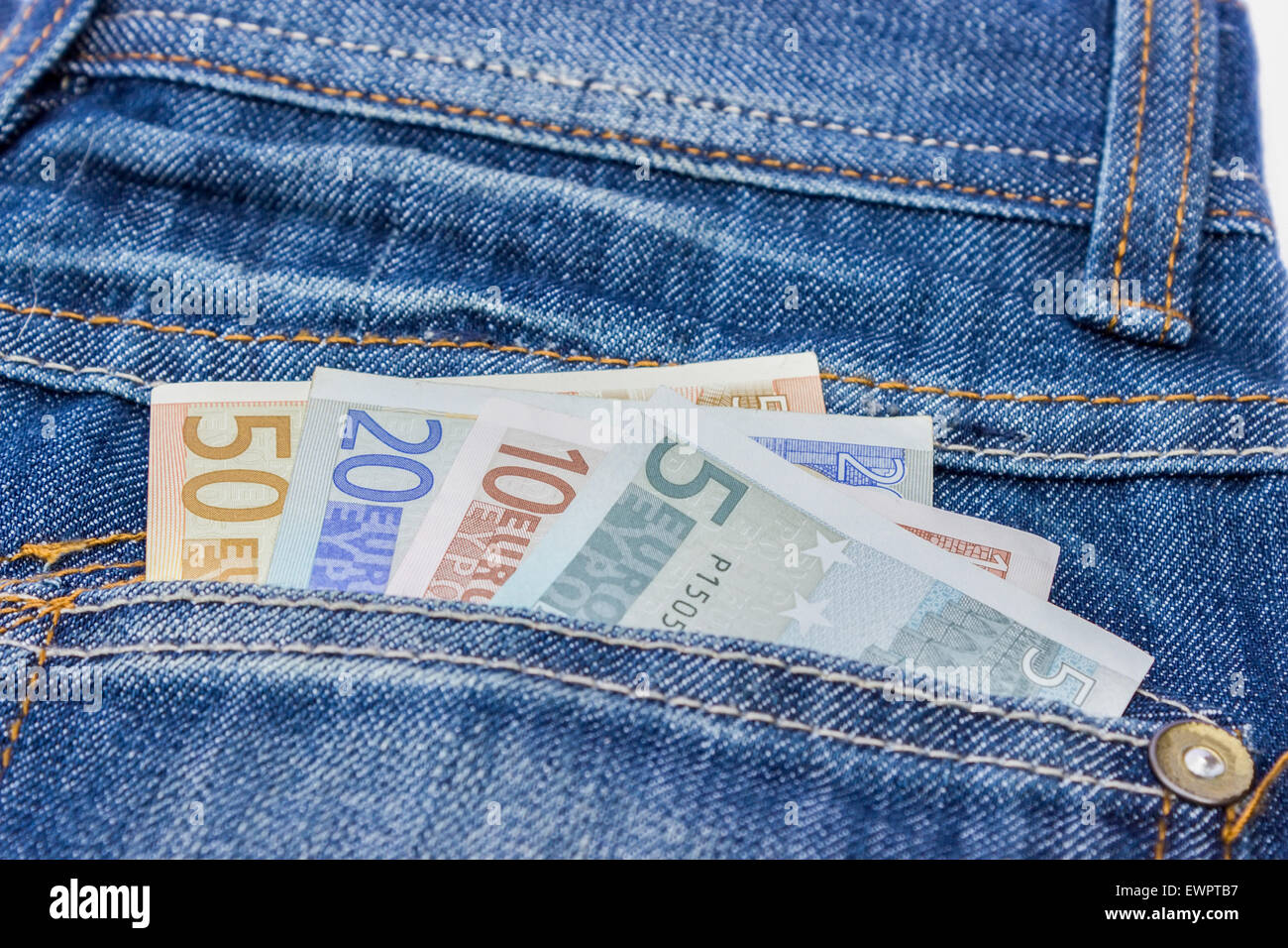 Jeans mit Euro bezeichnet auf der Rückseite Tasche als Symbol für Geld ausgeben Stockfoto