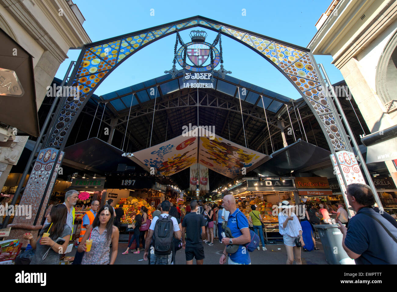 Touristen im berühmten La Boqueria Markt am 26. Juni 2015 in Barcelona. Einer der ältesten Märkte in Europa, die noch vorhanden sind. Stockfoto