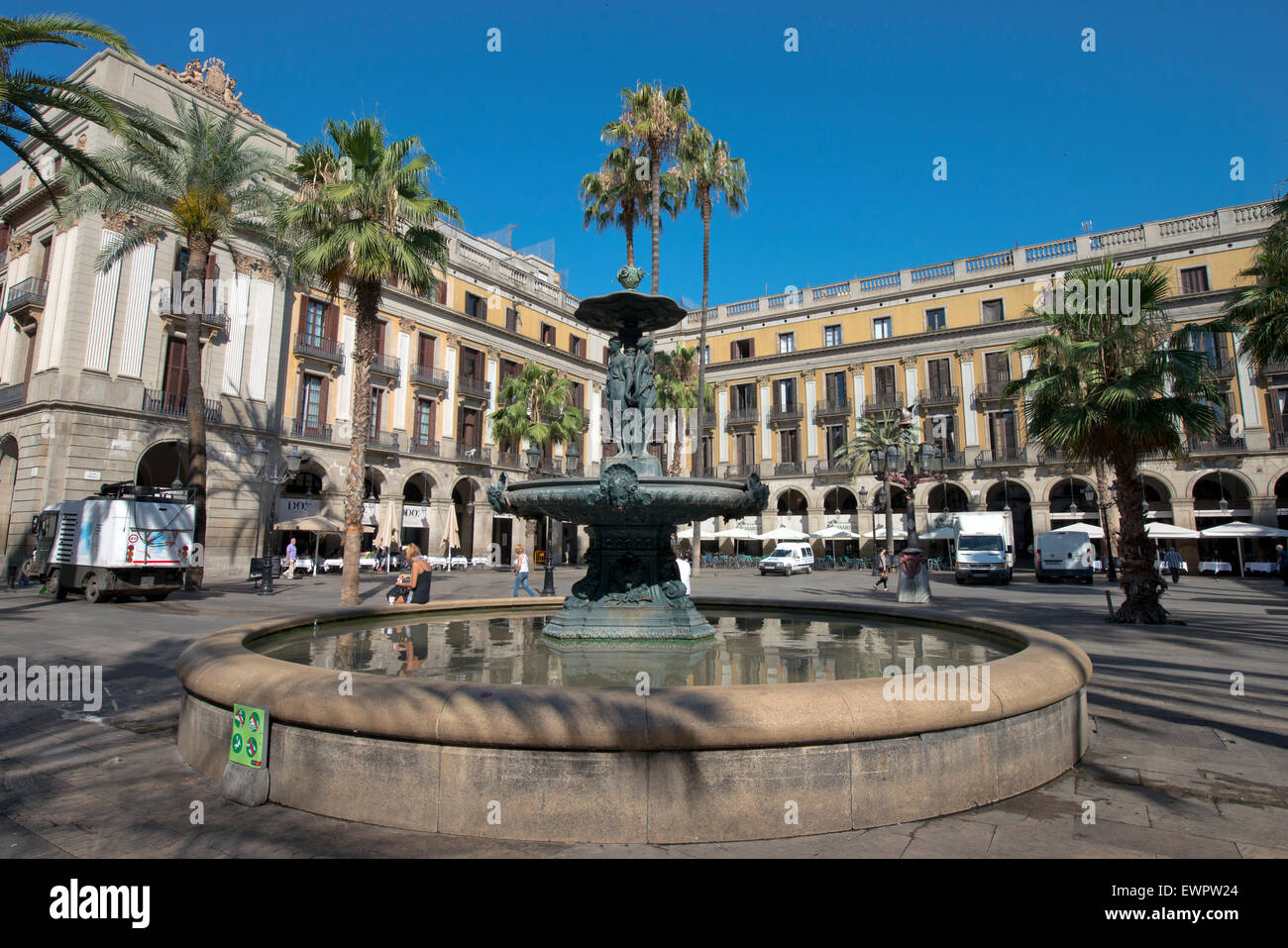 Plaza Real in Barcelona, Katalonien, Spanien. Auf dem Platz, mit Laternen von Gaudi entworfen. Stockfoto