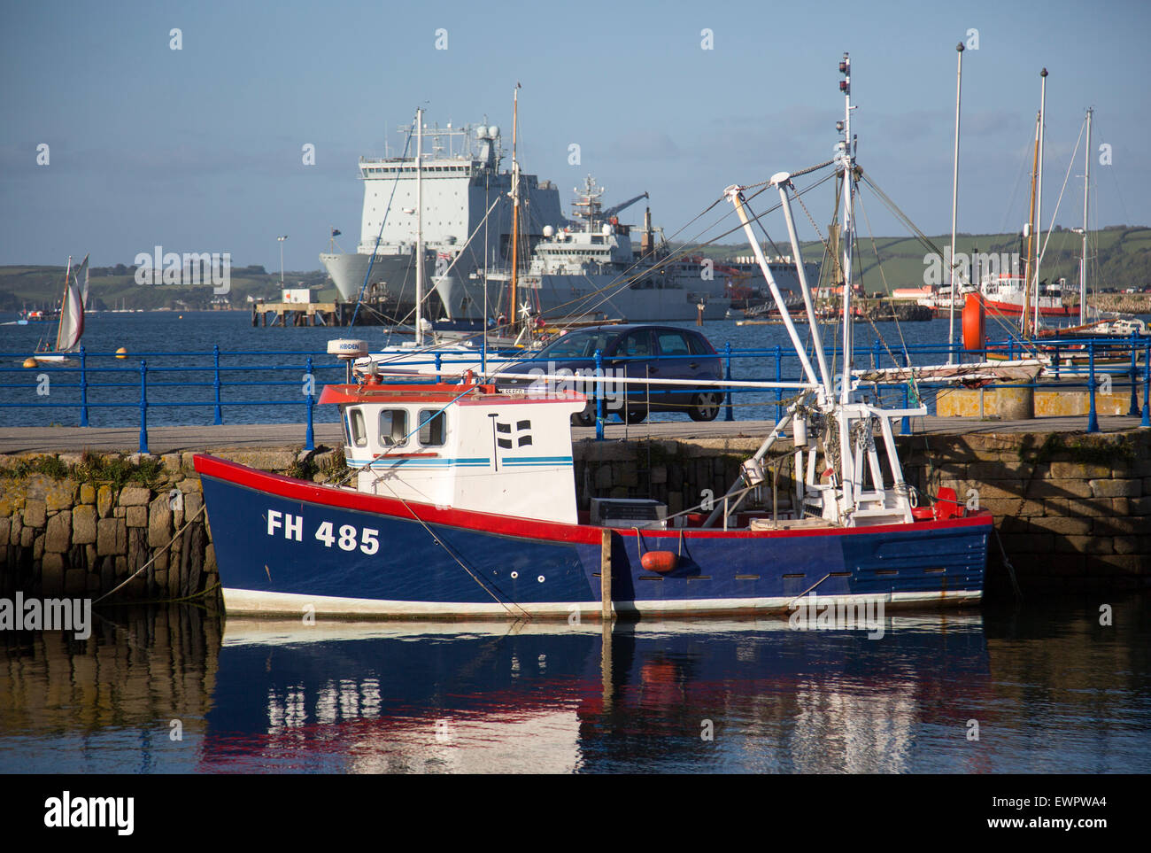 Kleines Fischerboot am Kai, Custom House Quay, Falmouth, Cornwall, England, UK Stockfoto