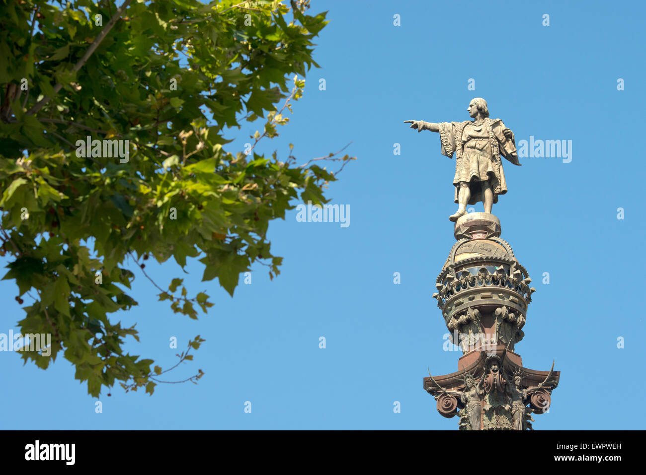 Denkmal von Christopher Columbus zeigt in Richtung Amerika während der goldenen Sonnenuntergang in Barcelona, Katalonien, Spanien Stockfoto