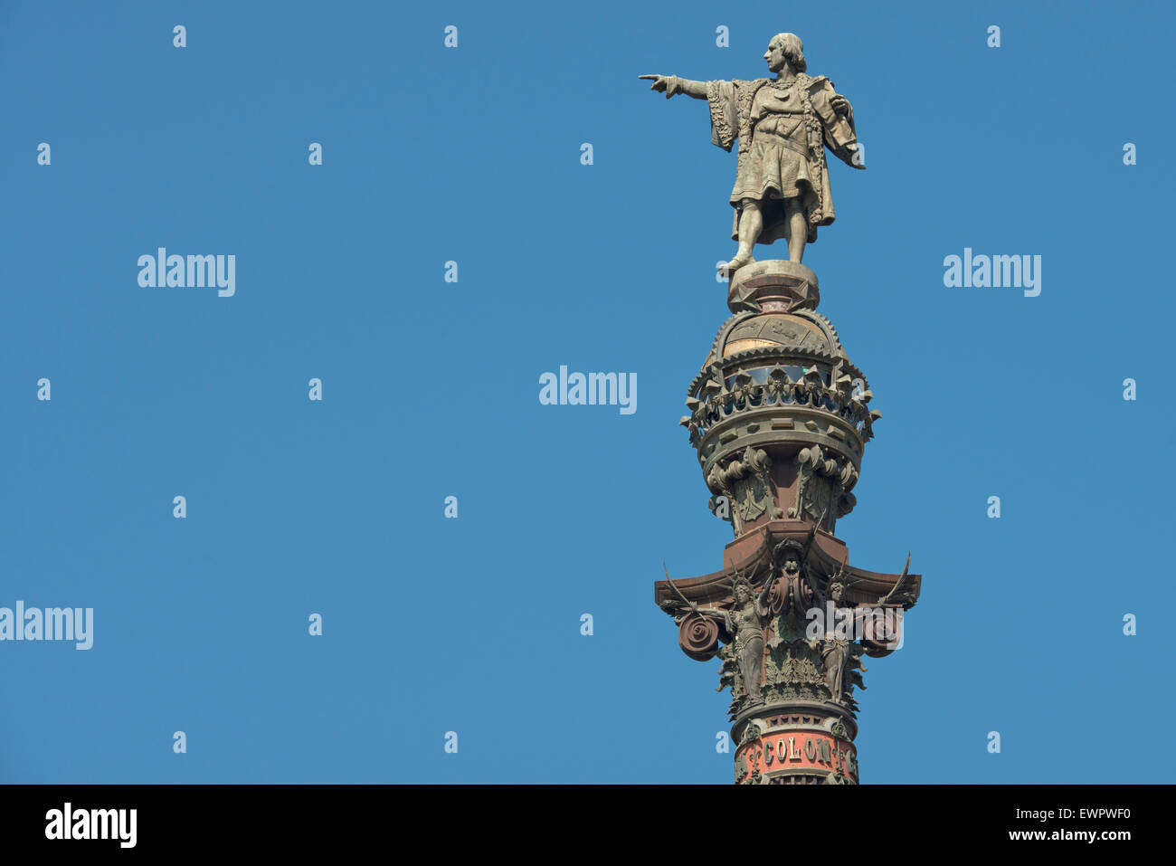 Denkmal von Christopher Columbus zeigt in Richtung Amerika während der goldenen Sonnenuntergang in Barcelona, Katalonien, Spanien Stockfoto