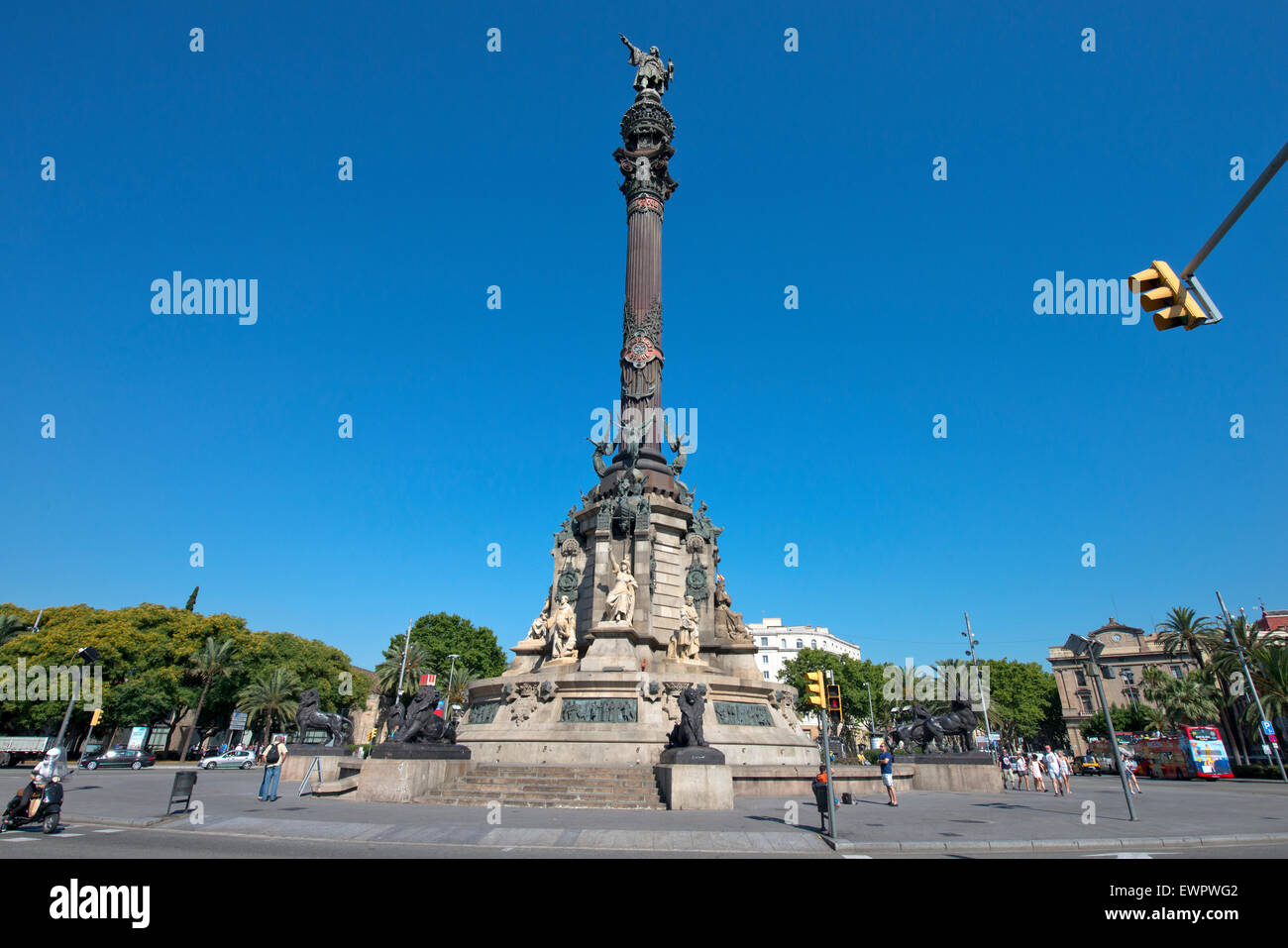 Denkmal von Christopher Columbus zeigt in Richtung Amerika während der goldenen Sonnenuntergang in Barcelona, Katalonien, Spanien Stockfoto