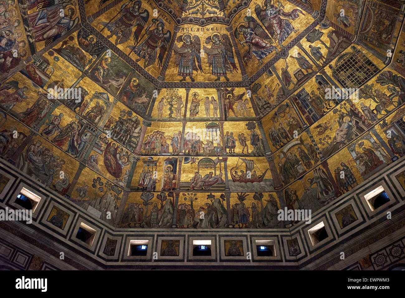 Das Baptisterium ist eines der ältesten Gebäude in der Stadt, gebaut zwischen 1059 und 1128 in der Florentiner Romanik Stockfoto