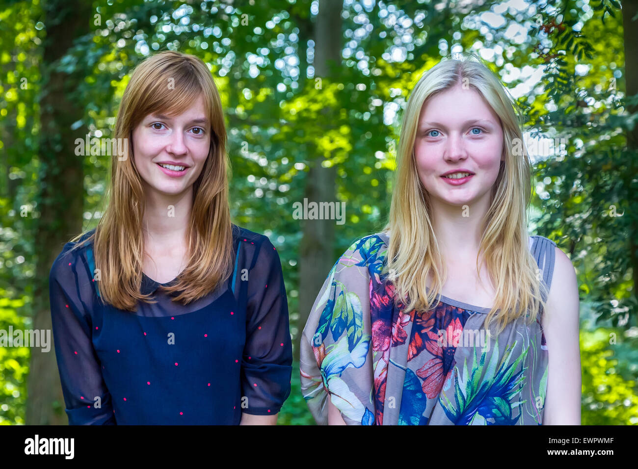 Porträt von zwei kaukasische Mädchen im Teenageralter und grünen Bäumen Hintergrund Stockfoto