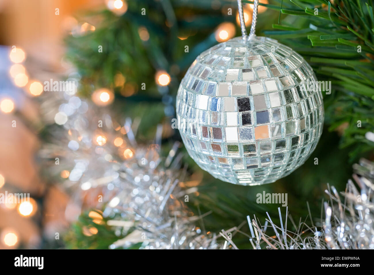 Weihnachtskugel oder Christbaumkugel mit kleinen Spiegeln als Dekoration in Baum hängen Stockfoto