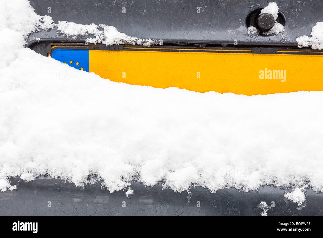 Niederländische Autokennzeichen mit Schnee im Winter Stockfoto