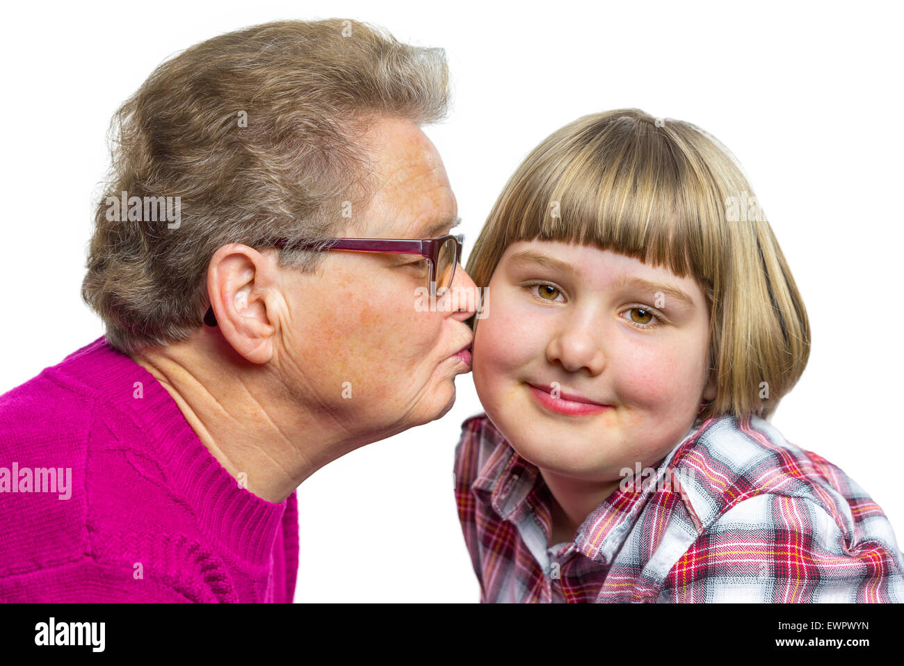 Kaukasische Großmutter küsst Enkelin auf Wange isoliert auf weißem Hintergrund Stockfoto