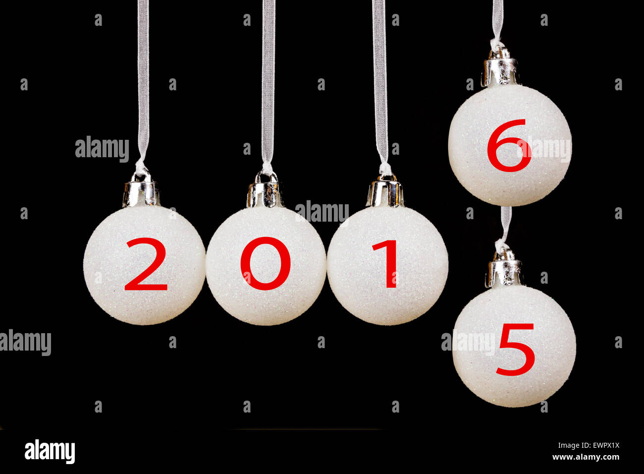 Weiße Weihnachtskugeln oder Kugeln mit stammt alte Jahr 2015 und 2016 Neujahr auf schwarzem Hintergrund Stockfoto