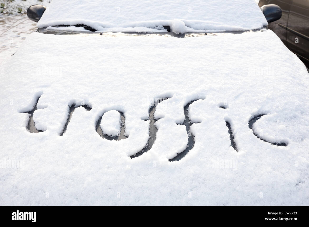 Wort-Verkehr geschrieben im Schnee auf die Motorhaube des Autos während der Wintersaison Stockfoto