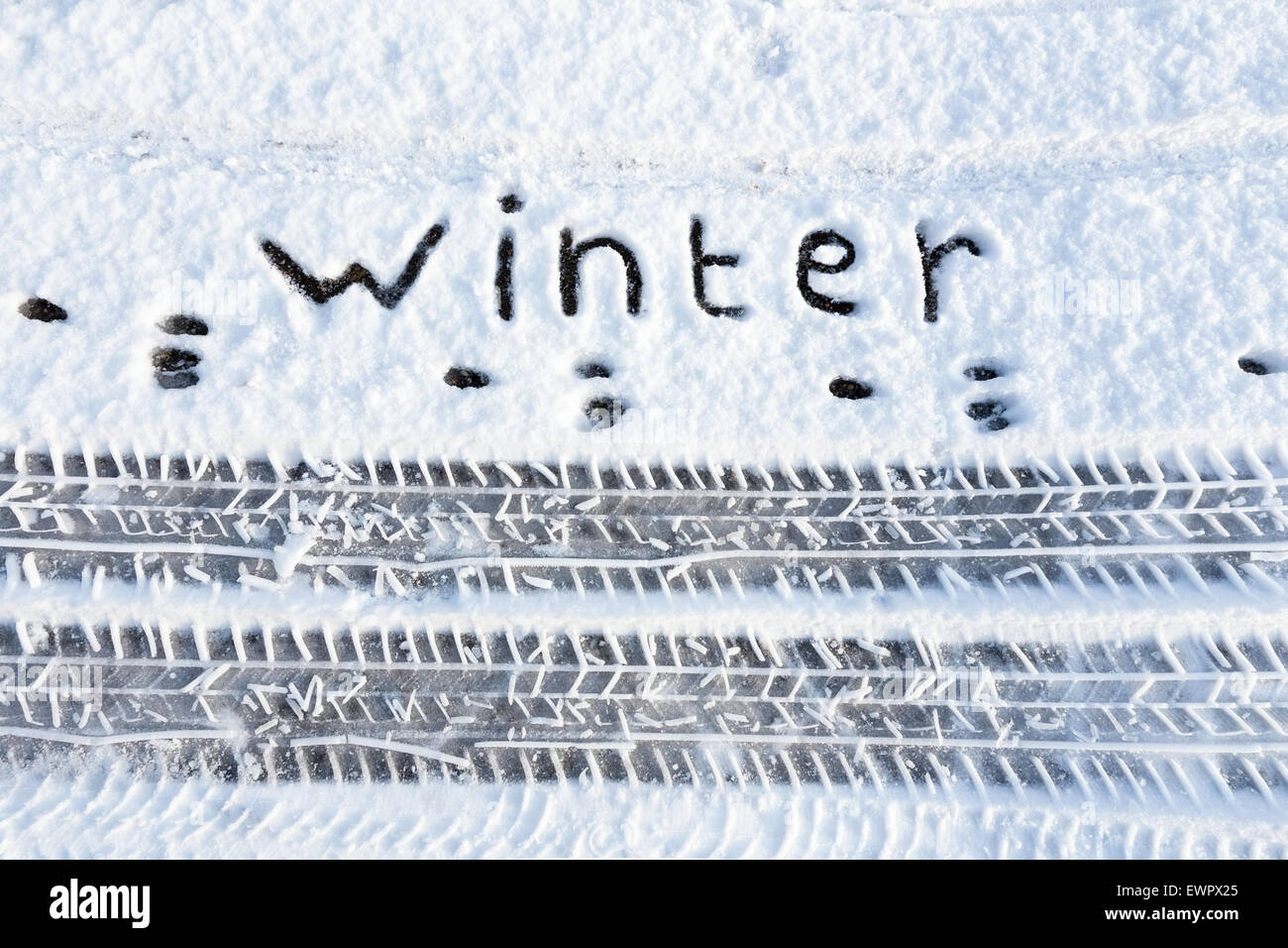 Wort Winter und Reifen Spuren im Schnee in der Wintersaison Stockfoto