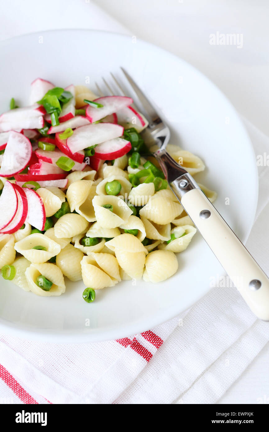 Pasta mit Radieschen und grünen Erbsen, Essen Nahaufnahme Stockfoto