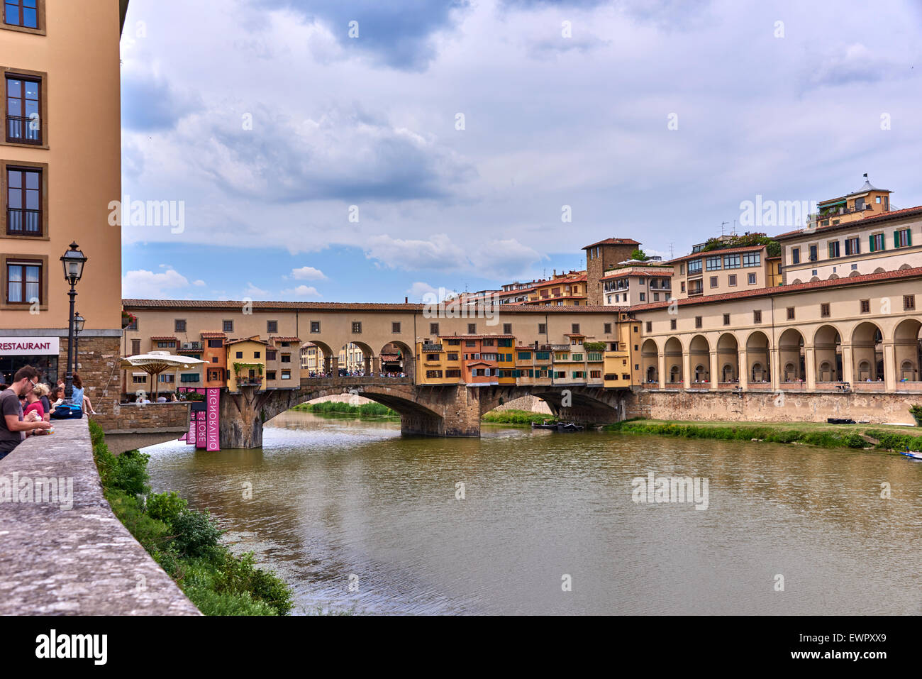 Die Ponte Vecchio ist eine mittelalterliche Stein geschlossen Spandrel
