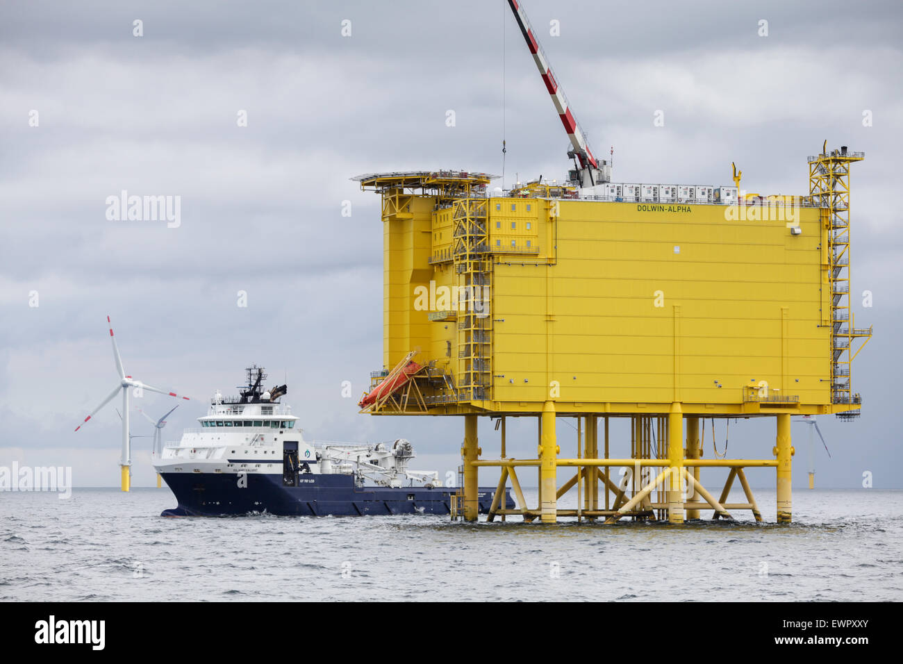 Oberseite der Offshore-HGÜ-Konverter Plattform DolWin Alpha in der deutschen Bucht der Nordsee. Stockfoto