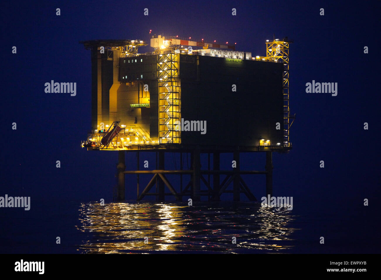 Oberseite der Offshore-HGÜ-Konverter Plattform DolWin Alpha, nachts in der deutschen Bucht der Nordsee Stockfoto
