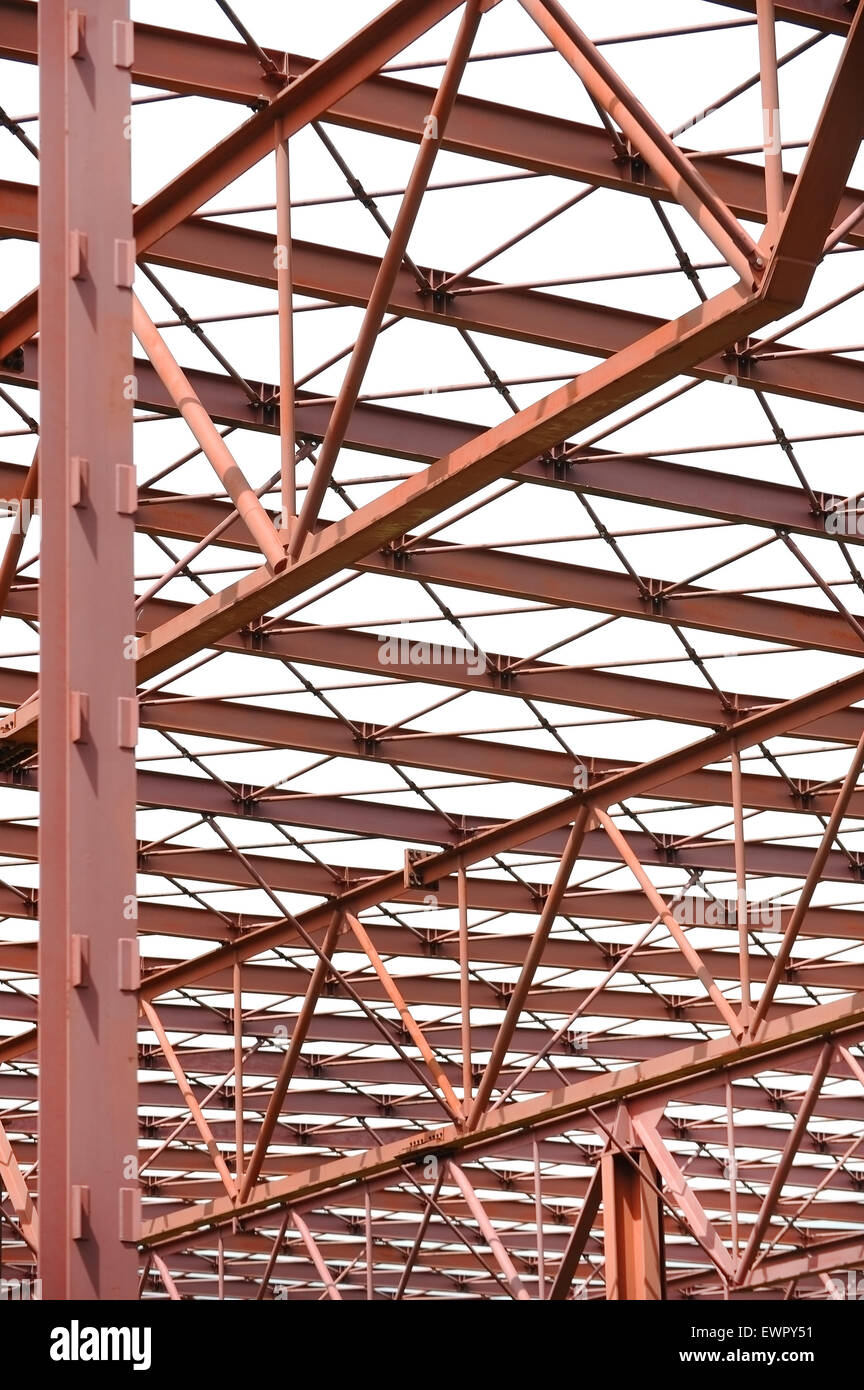 Industriearchitektur erschossen mit einer roten Metall-Struktur Stockfoto