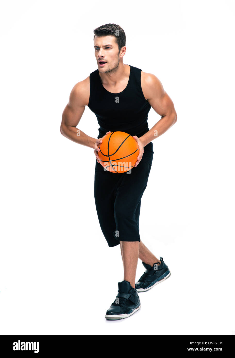 In voller Länge Portrait von einem gutaussehenden Mann Im Sport tragen spielen im Basketball isoliert auf weißem Hintergrund Stockfoto