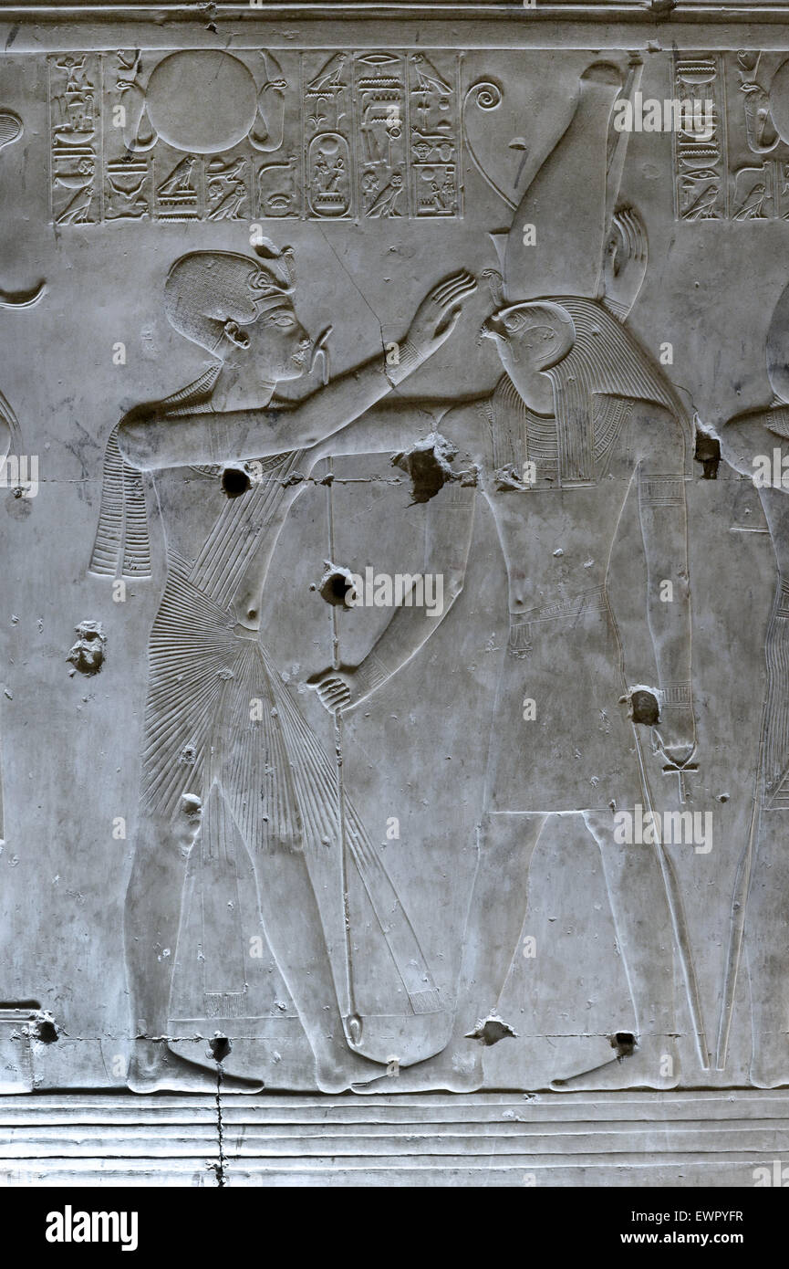 Abydos, Ägypten, die Totentempel des Pharao Seti i., Menmaatra, (XIX ° dyn. 1321-1186 v. Chr.) - der König segne Gott Horus Stockfoto