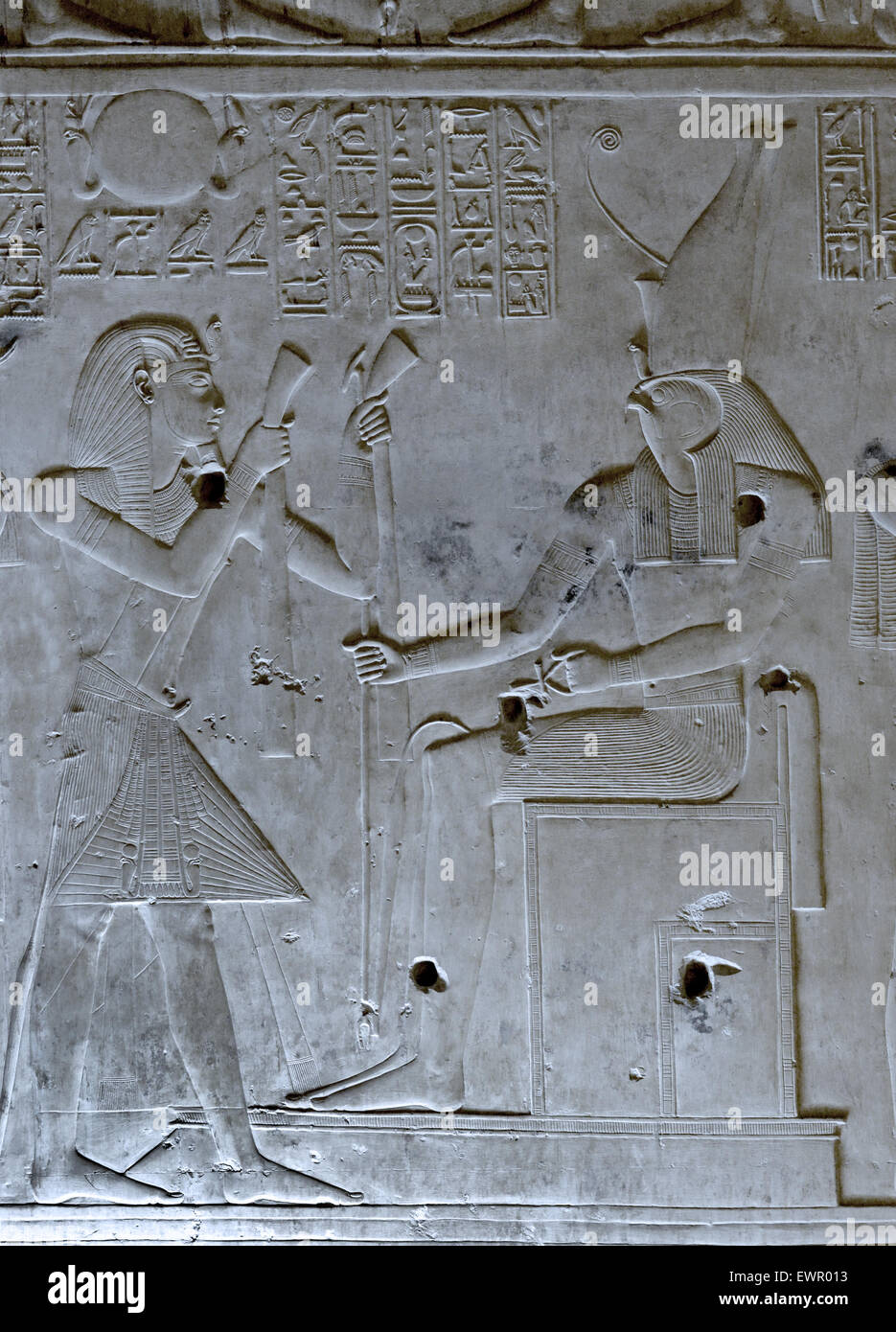 Abydos, Ägypten, die Totentempel des Pharao Seti i., Menmaatra, (XIX ° dyn. 1321-1186 v. Chr.) - der König bietet dem Gott Horus. Stockfoto