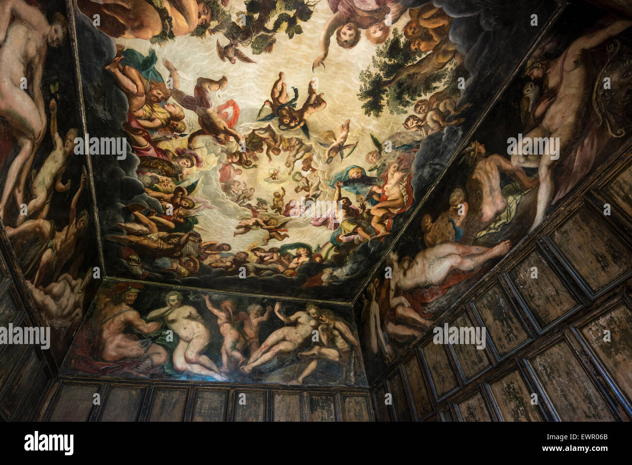 Beeindruckende Wand- und Deckenmalereien in eines der Zimmer in die "kleine Burg" Bolsover Castle in Derbyshire, England. Stockfoto