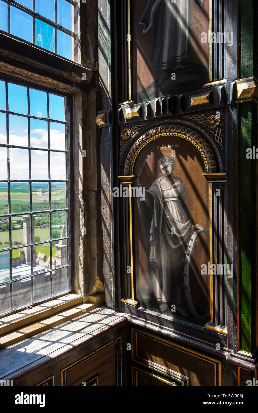 Wandmalerei eines Heiligen in einer Fensternische in die "kleine Burg" Bolsover Castle in Derbyshire, England. Stockfoto