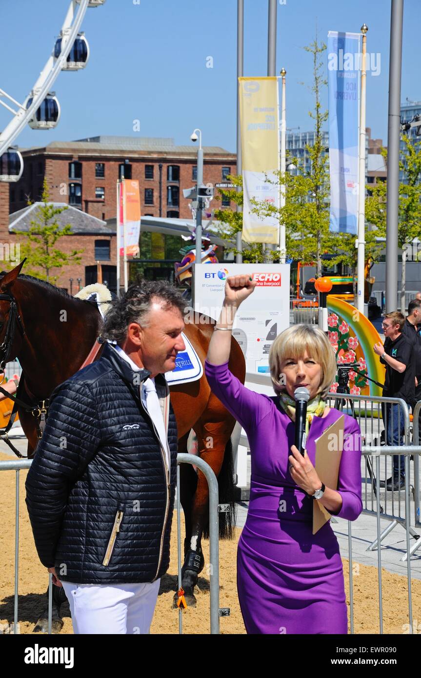 TV-Moderatorin interviewt die Springreiter Peter Charles zur Förderung der Einführung von Liverpool International Horse Show. Stockfoto