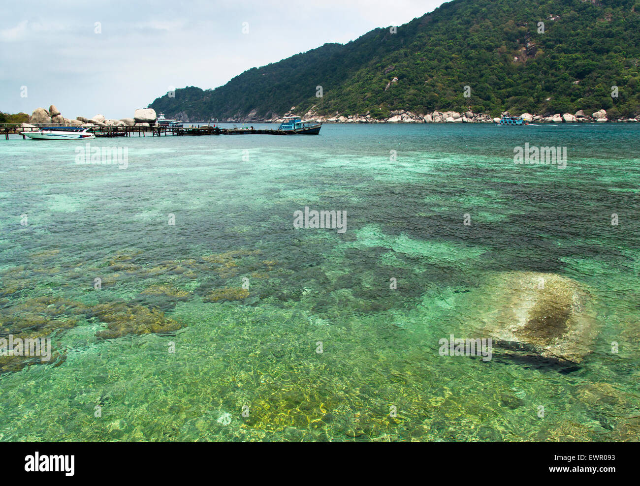 Hafen von Koh Tao und Koh Nangyuan Inseln in Thailand. Tauchparadies mit klaren Meerwasser und Strand rockt Stockfoto