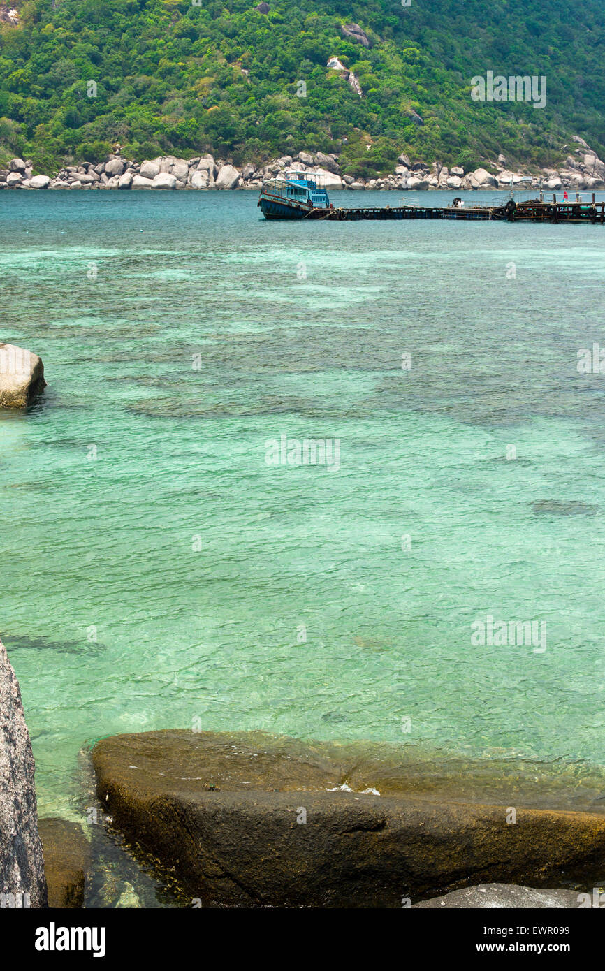 Hafen von Koh Tao und Koh Nangyuan Inseln in Thailand. Tauchparadies mit klaren Meer Wasser und Strand Steinen Stockfoto