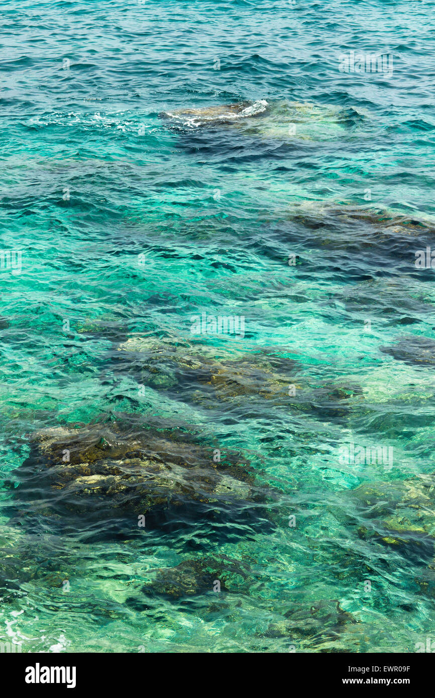 transparentes Wasser plätschern, marine Steinen und Sonneneinstrahlung Blendung. Meer unten Hintergründe Stockfoto