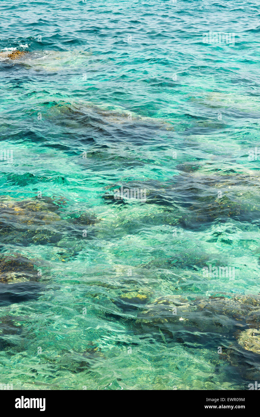 klarem Wasser plätschern, marine Felsen und Sonneneinstrahlung Blendung. Meeresboden Hintergrund Stockfoto