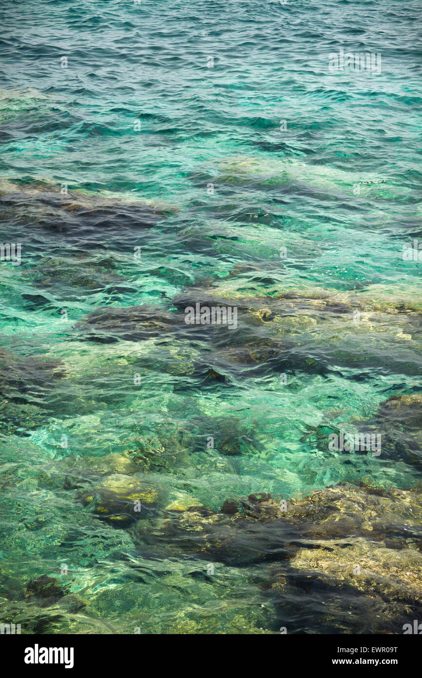 transparentes Wasser plätschern, marine Felsen und Sonneneinstrahlung Blendung. Meer unten Tapete Stockfoto