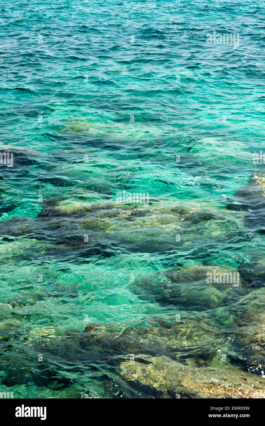 transparentes Wasser plätschern, marine Felsen und Sonneneinstrahlung Blendung. Meer unten Hintergrund Stockfoto