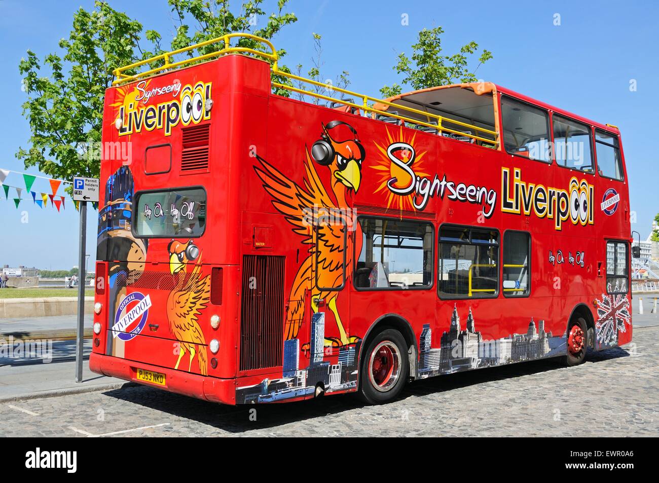 Rote Tour-Bus von Ferry Terminal, Liverpool, Merseyside, England, UK, Westeuropa. Stockfoto