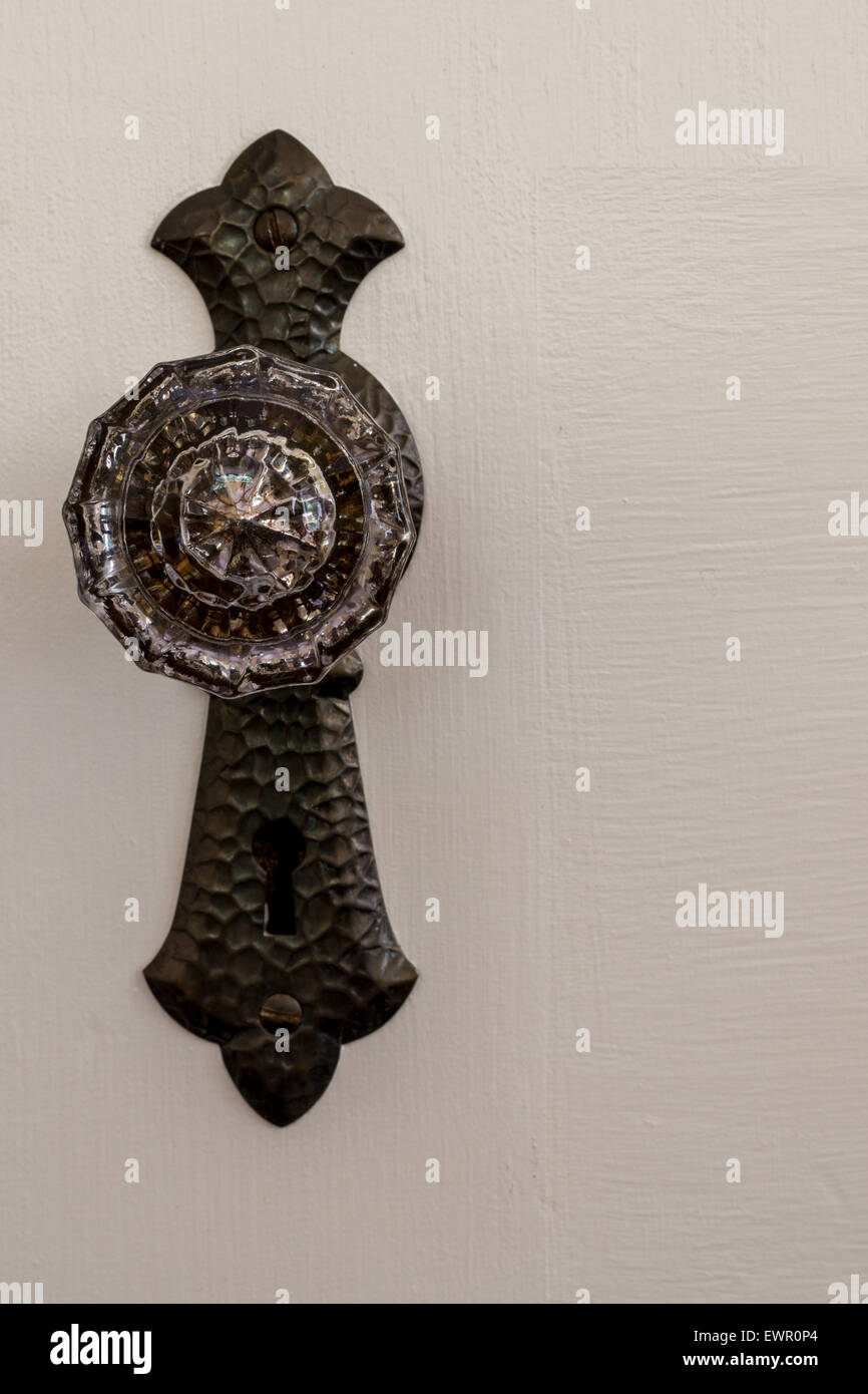 Antike Crystal Türklinke mit Messing Faceplate aus weiße Tür Stockfoto