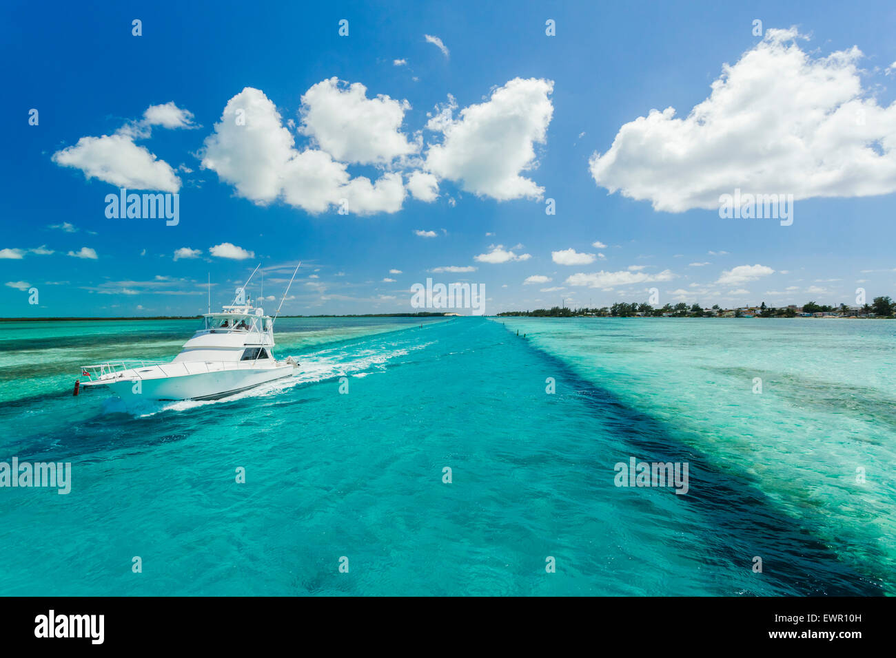 Super Bild von einem Fischerboot am Strand entlang segeln Stockfoto