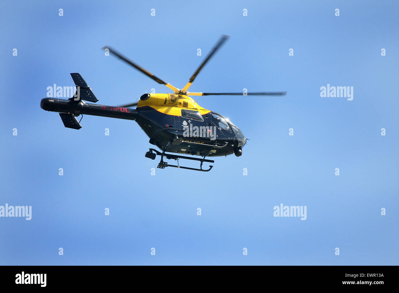 Polizei-Hubschrauber im Einsatz. Stockfoto