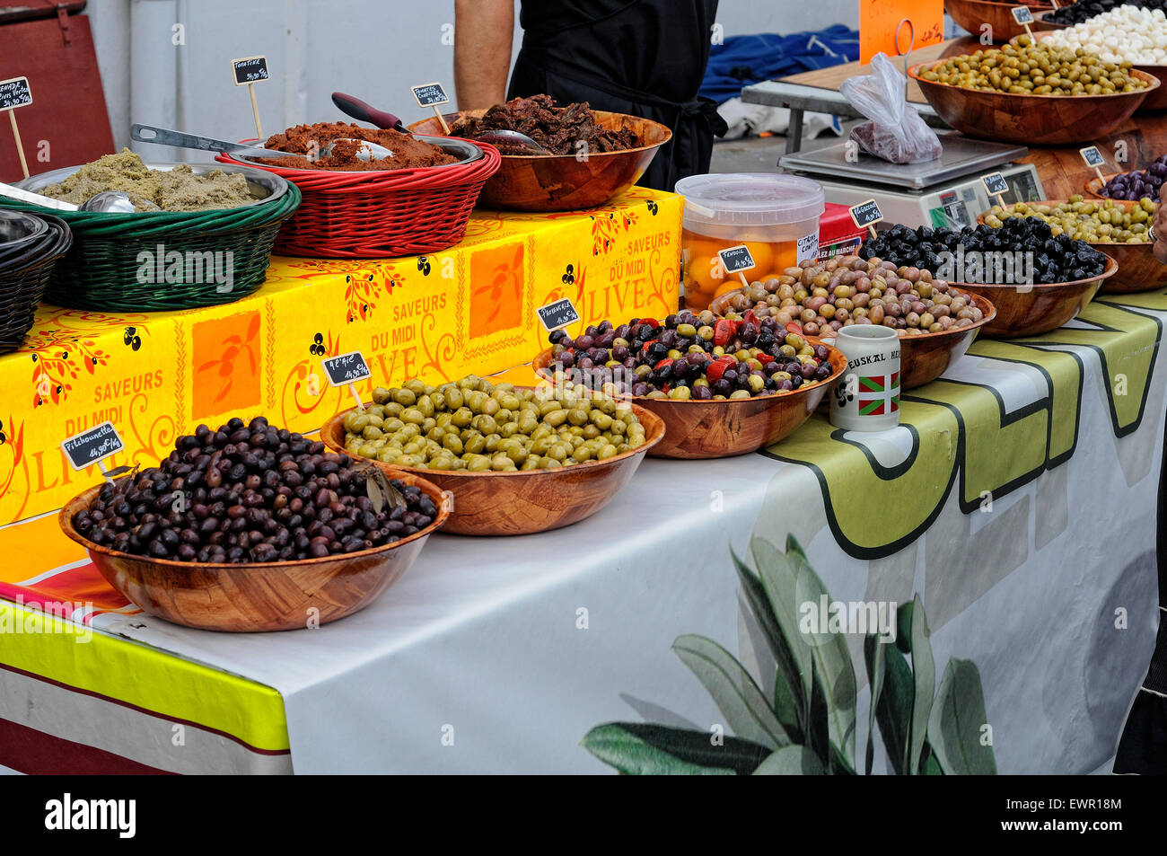 Stehen Sie verschiedene Klassen von Oliven auf einem lokalen Markt in Ciboure (Ziburu), Frankreich zu verkaufen. Stockfoto